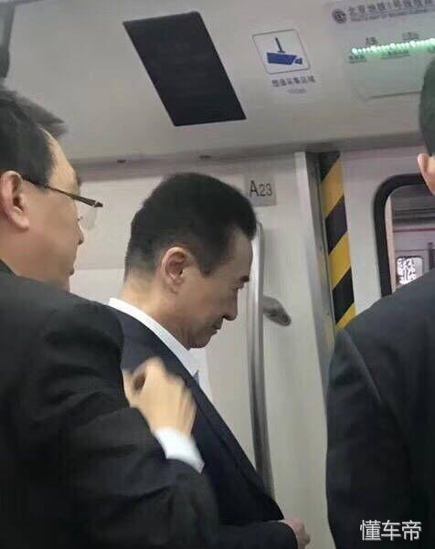 王思聪老爸上班挤地铁？首富：太堵了我要赶时间！