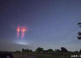 美国俄克拉何马州天空出现水母状红光